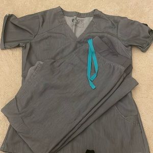 Like new FIGS women’s scrubs/set , gray / size small